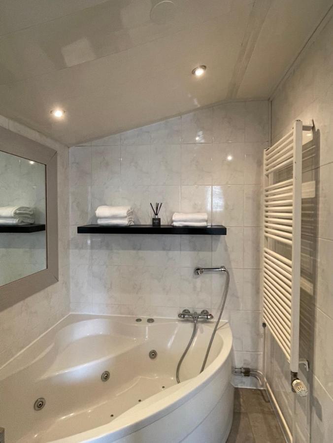 Gezellige Knusse Studio Met Bubbelbad Huizen Exterior foto